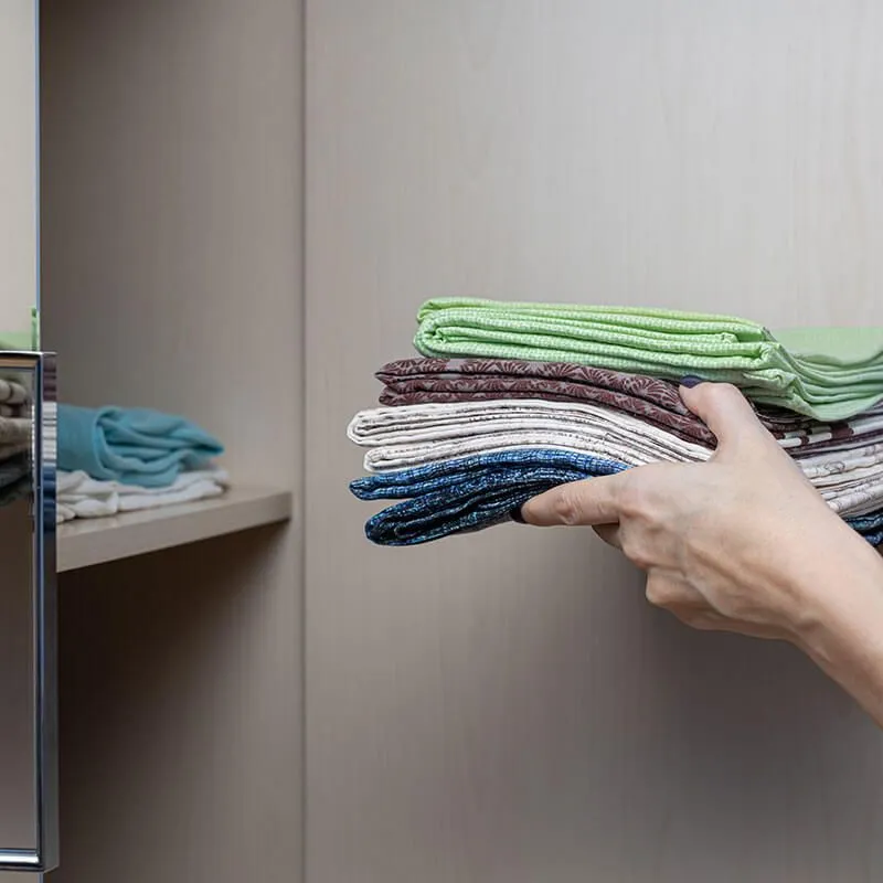Cloth Arrangement in Shelf